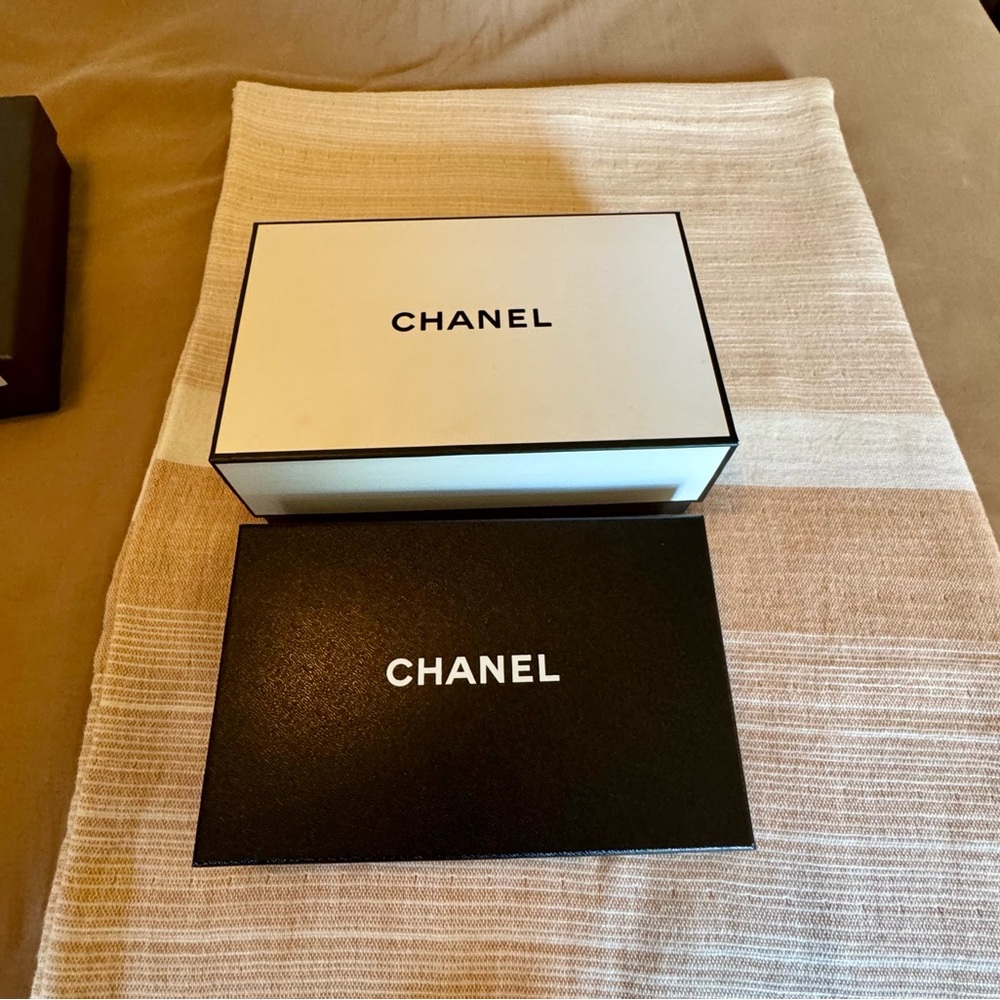 CHANEL Silver Quilted Wallet - Picture 9 of 15
